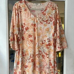 Cure. Floral top with 3/4 length sleeves and lacing detail size 3xl
